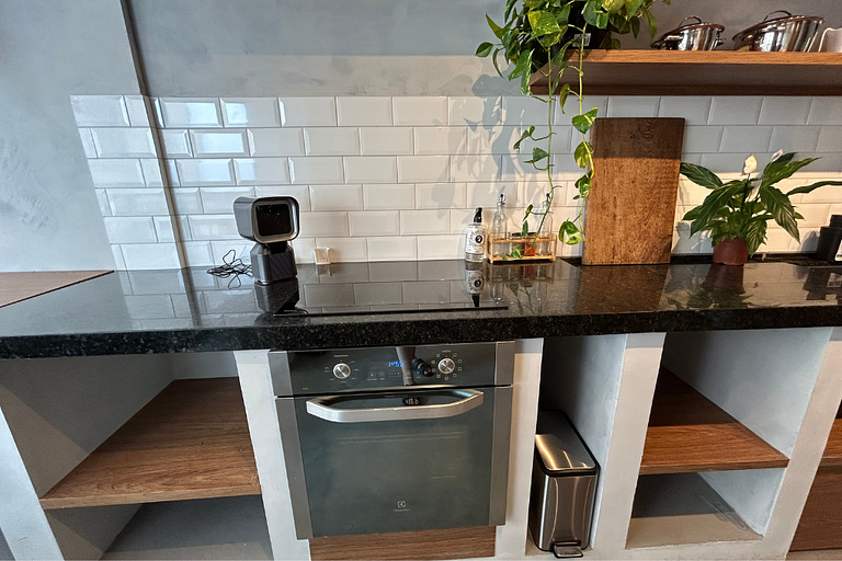 Studio novo com cozinha Gourmet e telão
