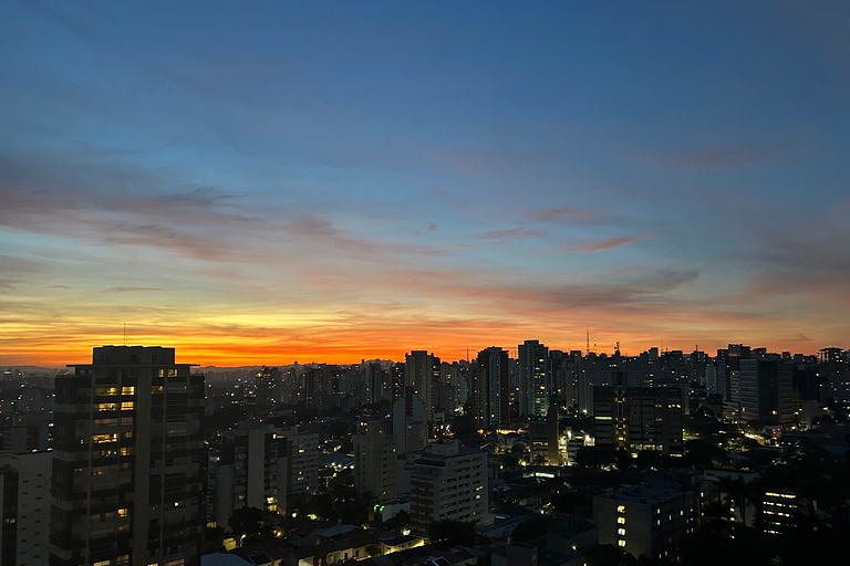 Studio novo com cozinha Gourmet e telão