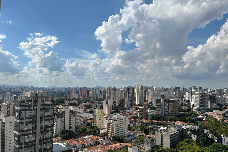 Studio novo com cozinha Gourmet e telão