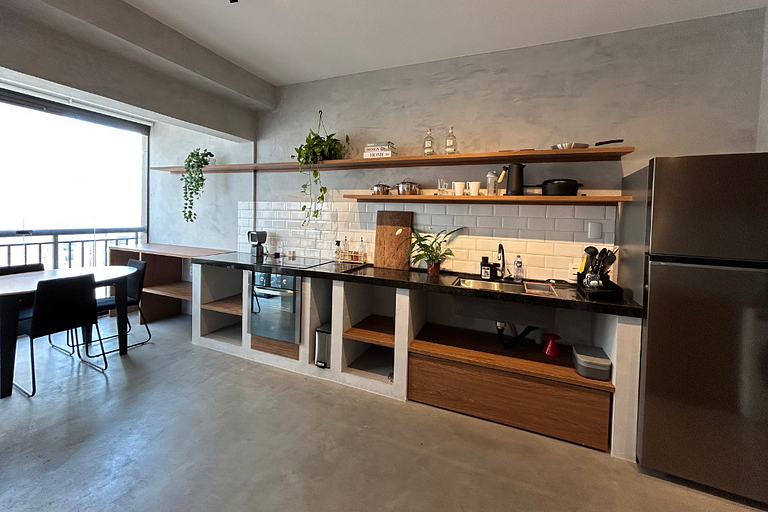 Studio novo com cozinha Gourmet e telão