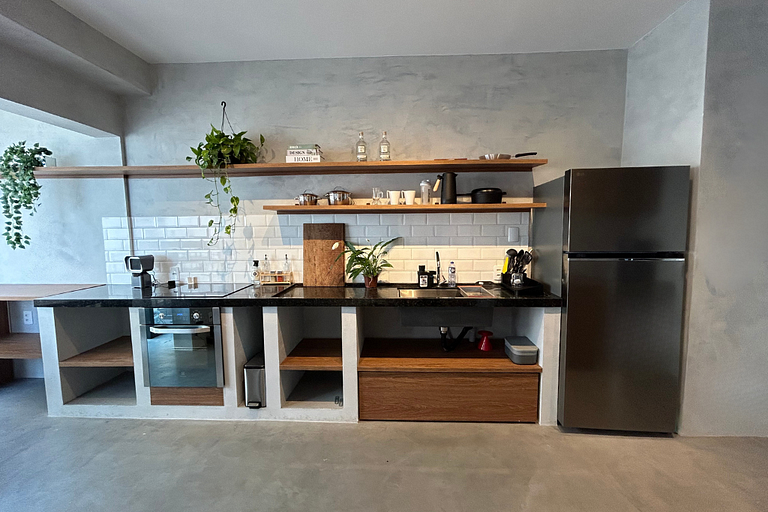 Studio novo com cozinha Gourmet e telão