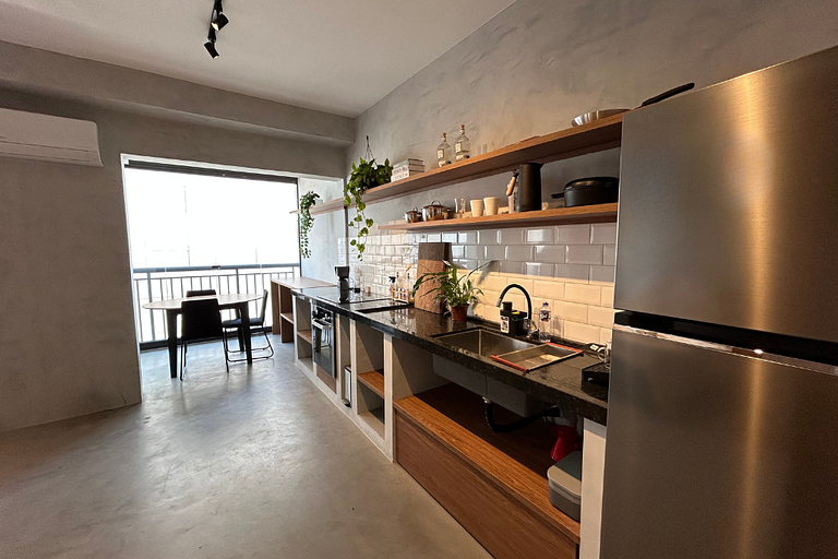 Studio novo com cozinha Gourmet e telão