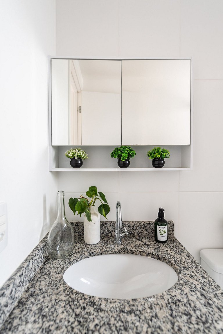 2 Dorm, varanda c/ vista e vaga - Vila Mariana