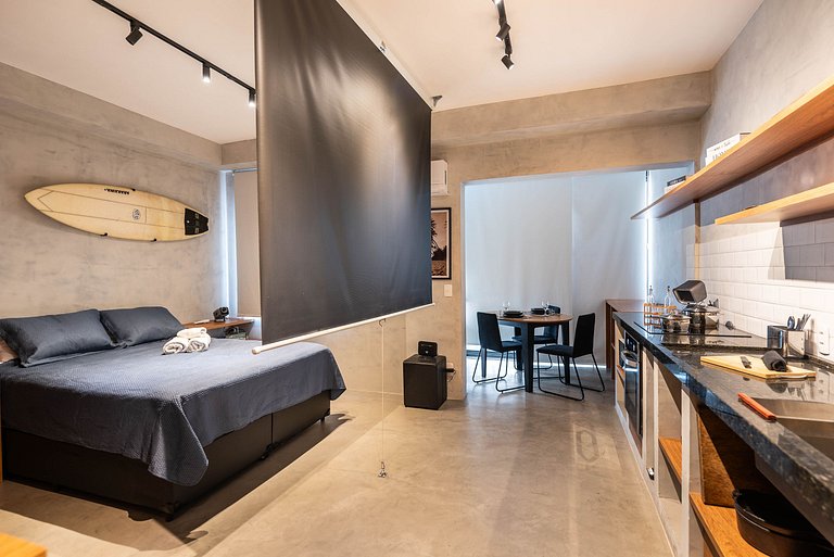 Studio novo com cozinha Gourmet e telão