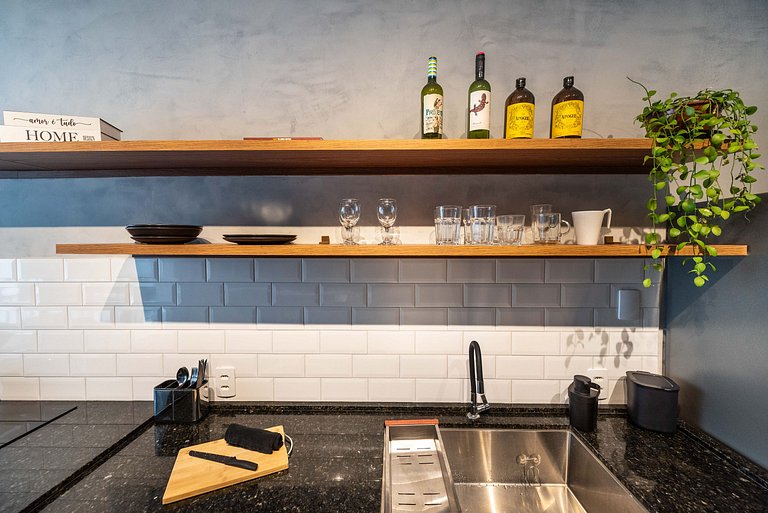 Studio novo com cozinha Gourmet e telão
