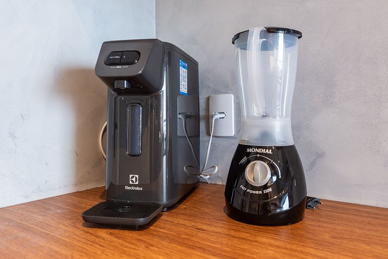 Studio novo com cozinha Gourmet e telão