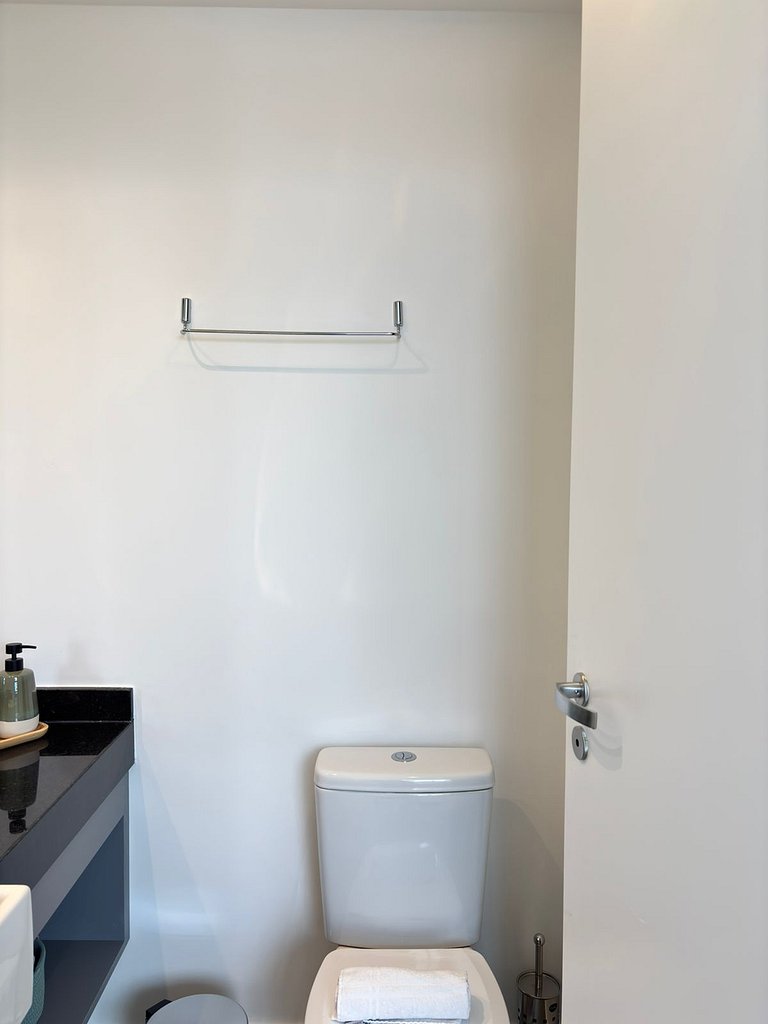 Muito Bem Localizado, Conforto Com Ar-Condicionado