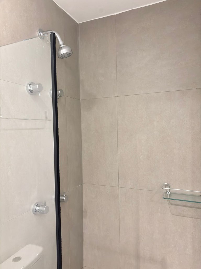 Muito Bem Localizado, Conforto Com Ar-Condicionado