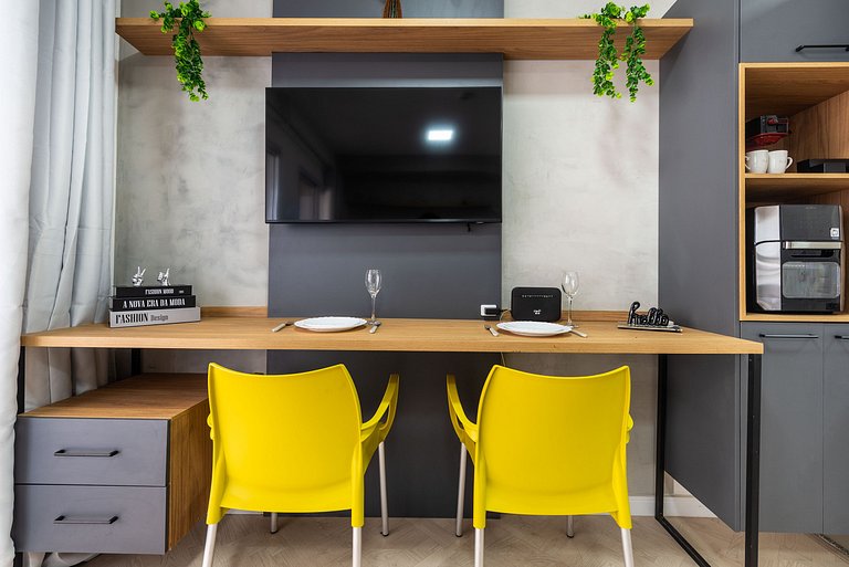 Studio Recém Reformado com Vista e Varanda