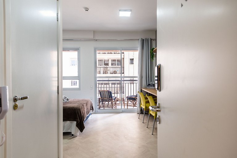Studio Recém Reformado com Vista e Varanda