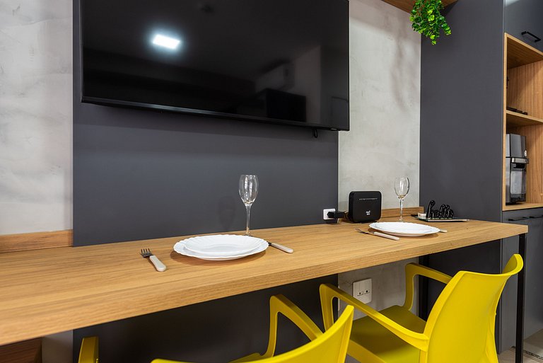 Studio Recém Reformado com Vista e Varanda