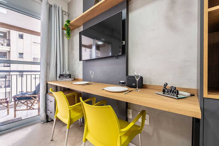 Studio Recém Reformado com Vista e Varanda