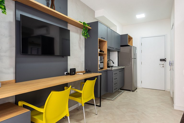 Studio Recém Reformado com Vista e Varanda