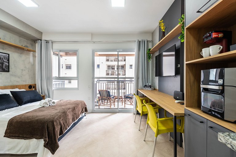 Studio Recém Reformado com Vista e Varanda