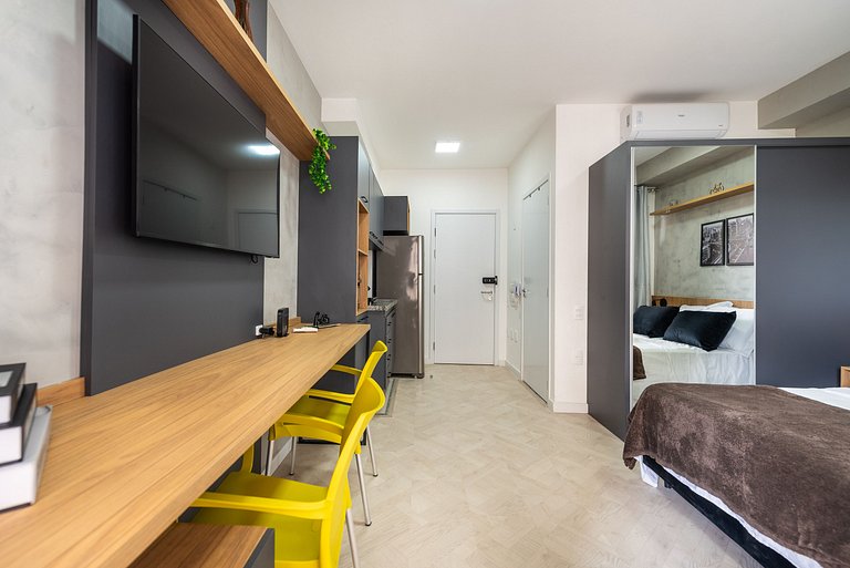 Studio Recém Reformado com Vista e Varanda