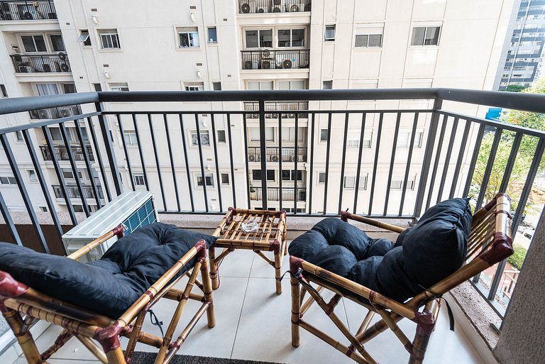 Studio Recém Reformado com Vista e Varanda