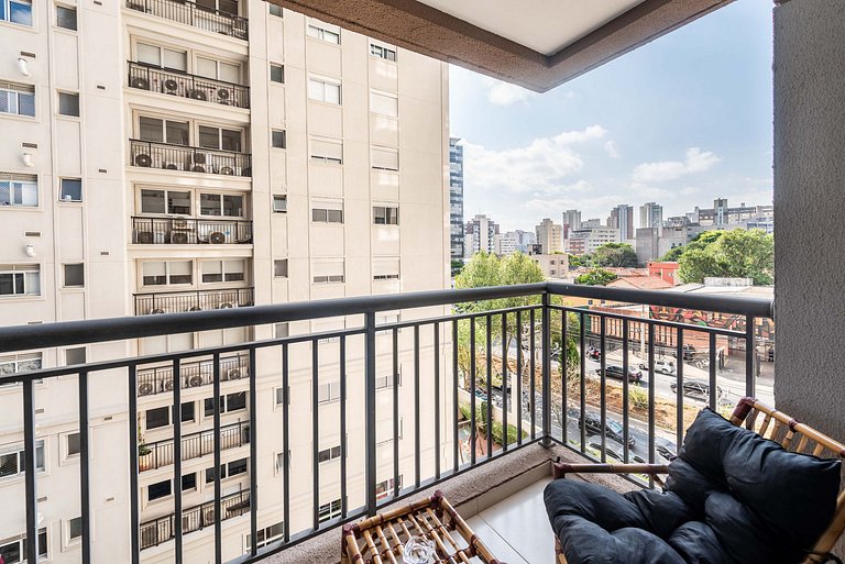 Studio Recém Reformado com Vista e Varanda