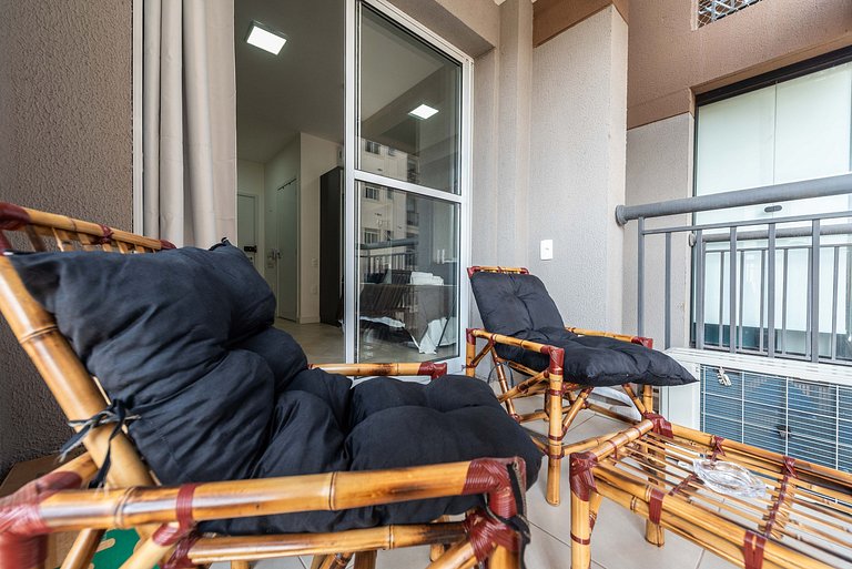Studio Recém Reformado com Vista e Varanda