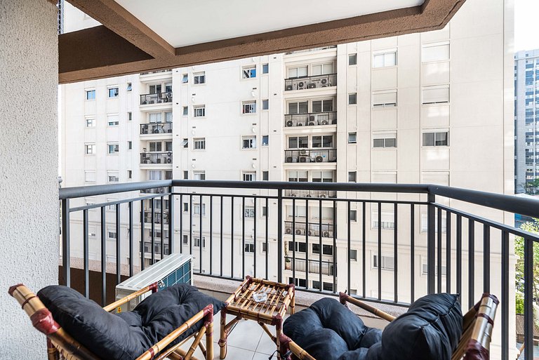 Studio Recém Reformado com Vista e Varanda