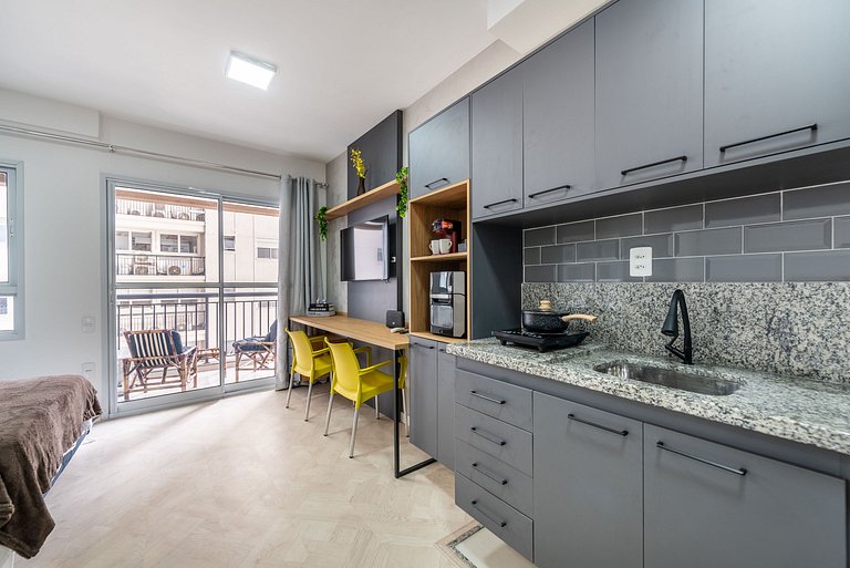 Studio Recém Reformado com Vista e Varanda