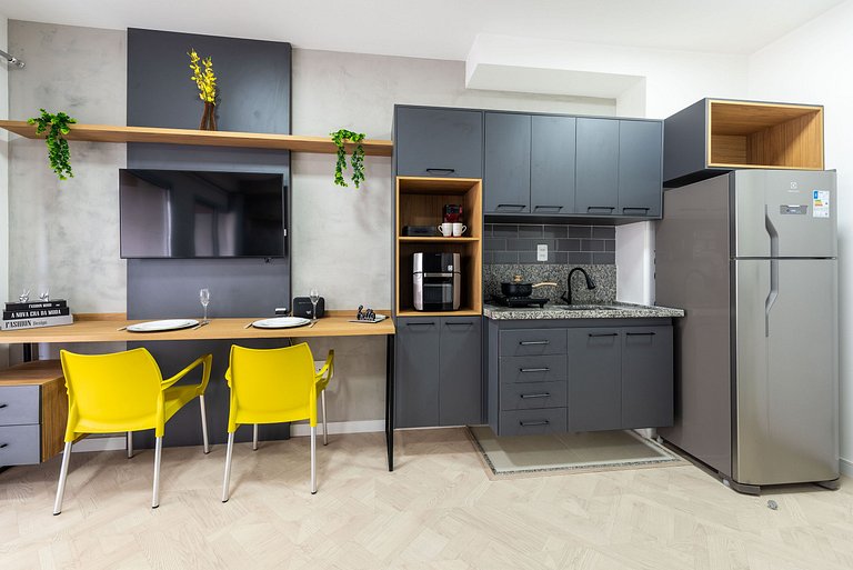 Studio Recém Reformado com Vista e Varanda
