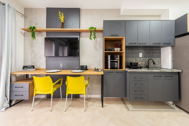 Studio Recém Reformado com Vista e Varanda