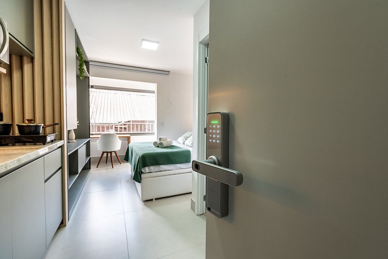 Studio porteira fechada a 50m do metrô: pronto para morar ou
