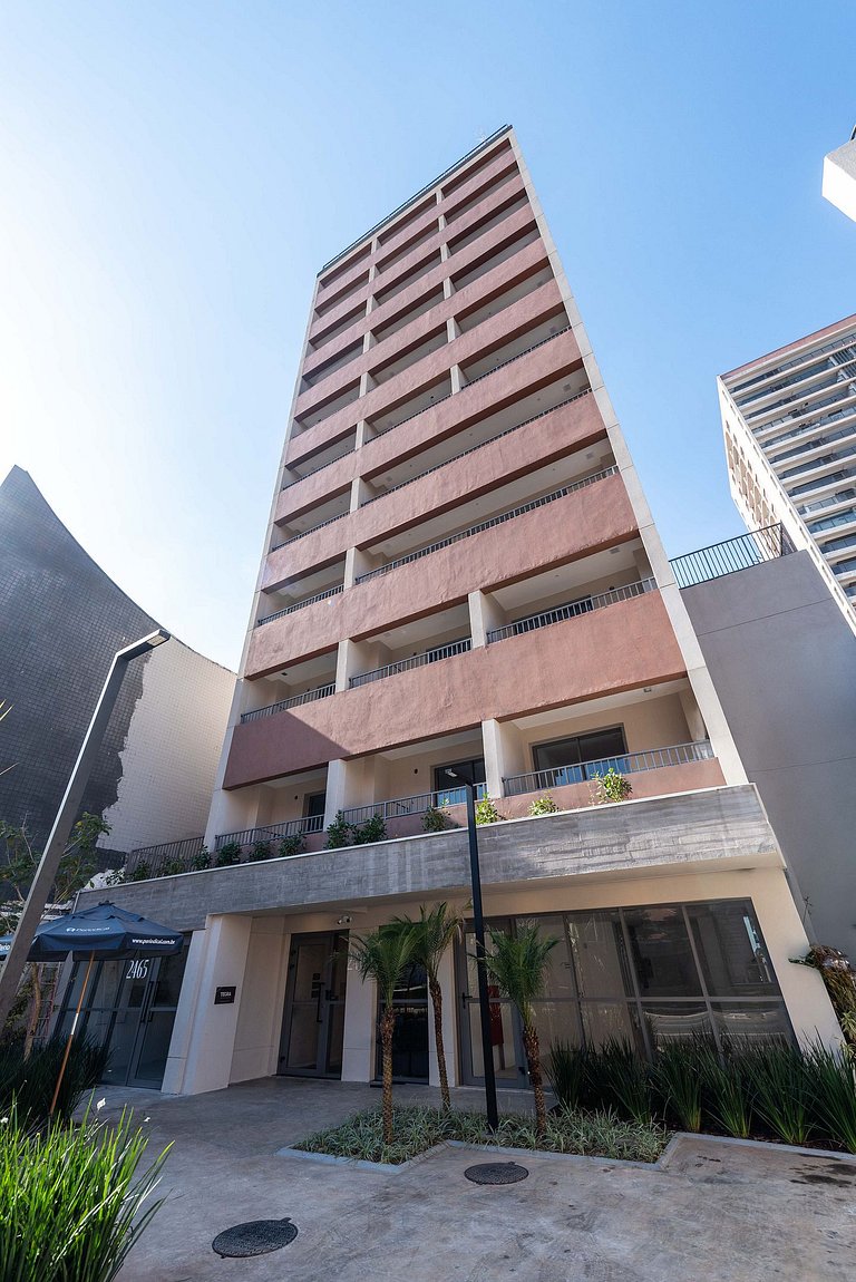 Studio novo c/ mesa de trabalho, ar-condicionado e próx ao m