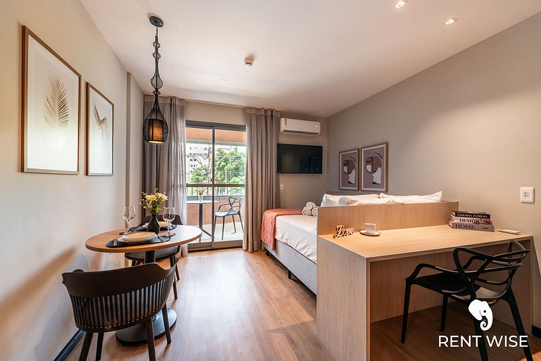 Studio novo c/ mesa de trabalho, ar-condicionado e próx ao m