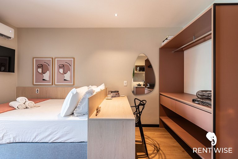 Studio novo c/ mesa de trabalho, ar-condicionado e próx ao m