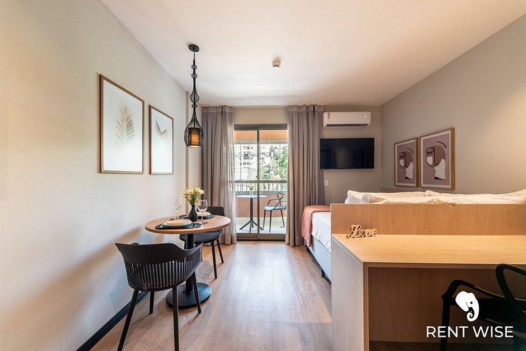 Studio novo c/ mesa de trabalho, ar-condicionado e próx ao m