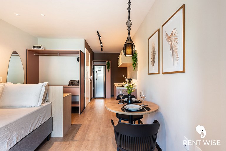 Studio novo c/ mesa de trabalho, ar-condicionado e próx ao m