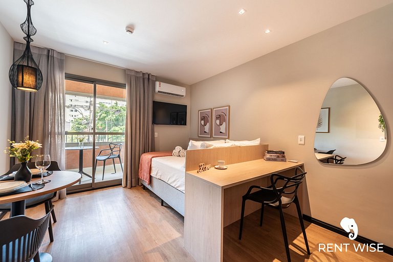 Studio novo c/ mesa de trabalho, ar-condicionado e próx ao m