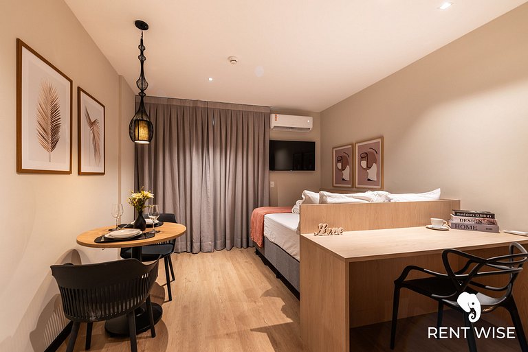 Studio novo c/ mesa de trabalho, ar-condicionado e próx ao m