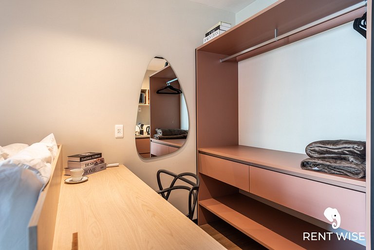 Studio novo c/ mesa de trabalho, ar-condicionado e próx ao m