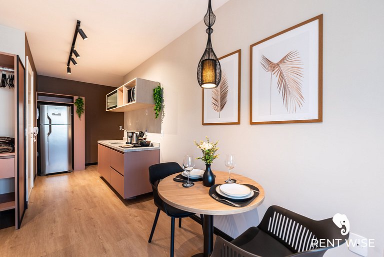 Studio novo c/ mesa de trabalho, ar-condicionado e próx ao m