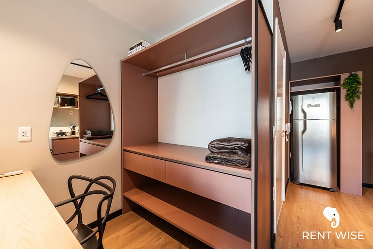 Studio novo c/ mesa de trabalho, ar-condicionado e próx ao m