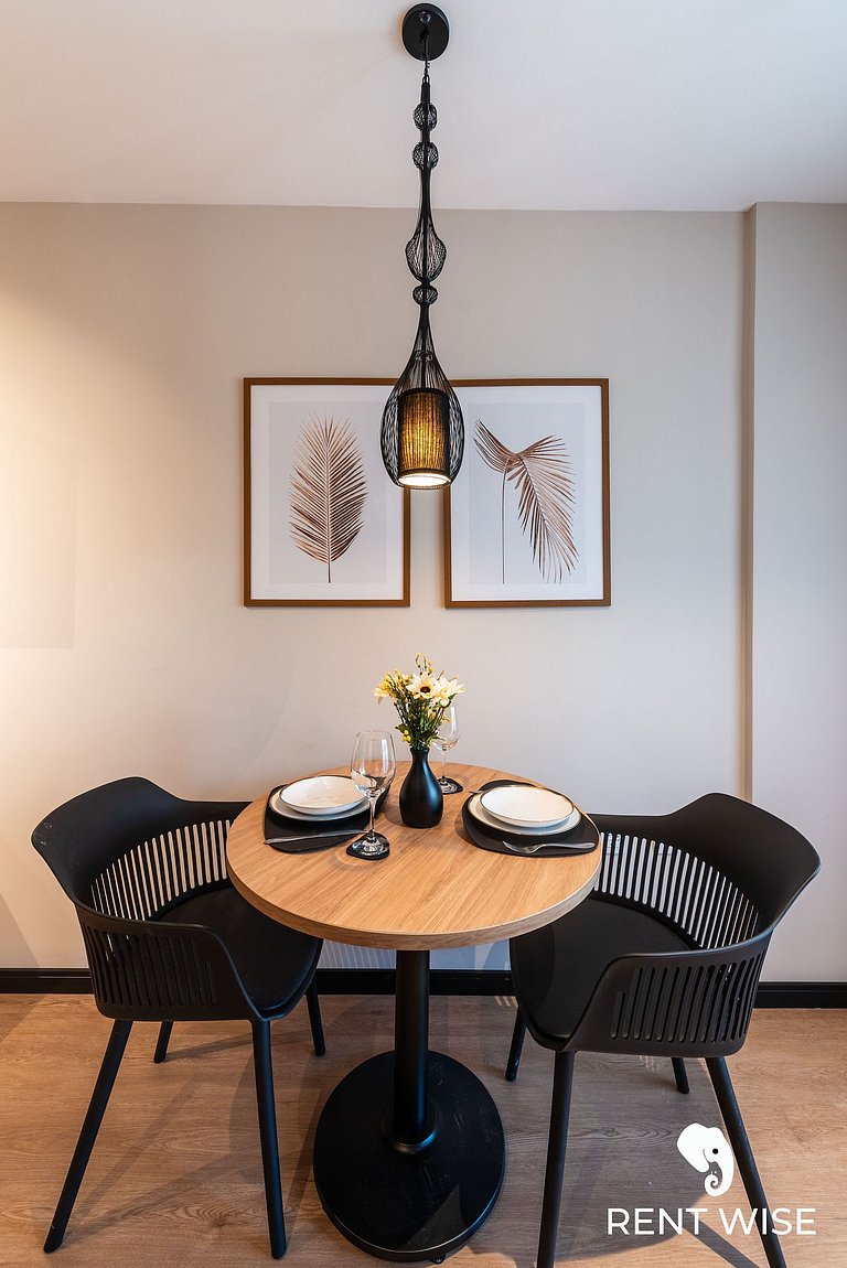 Studio novo c/ mesa de trabalho, ar-condicionado e próx ao m
