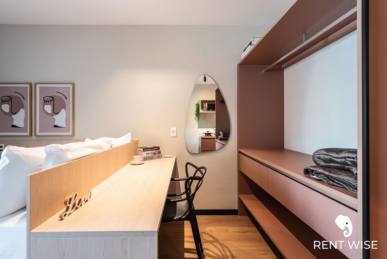 Studio novo c/ mesa de trabalho, ar-condicionado e próx ao m