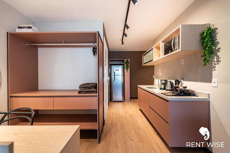 Studio novo c/ mesa de trabalho, ar-condicionado e próx ao m