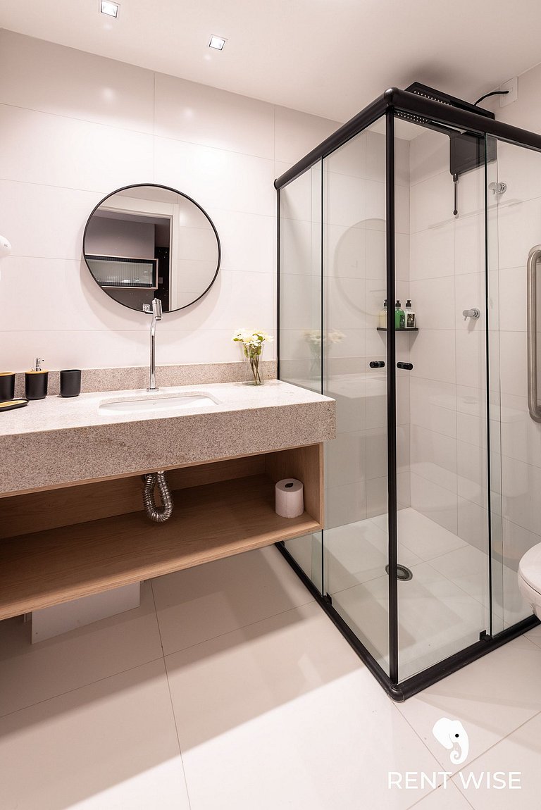 Studio novo c/ mesa de trabalho, ar-condicionado e próx ao m