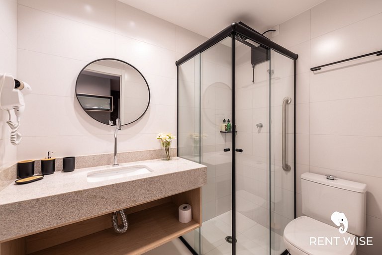 Studio novo c/ mesa de trabalho, ar-condicionado e próx ao m