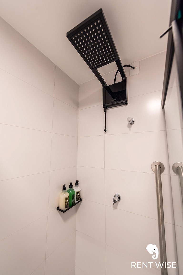Studio novo c/ mesa de trabalho, ar-condicionado e próx ao m
