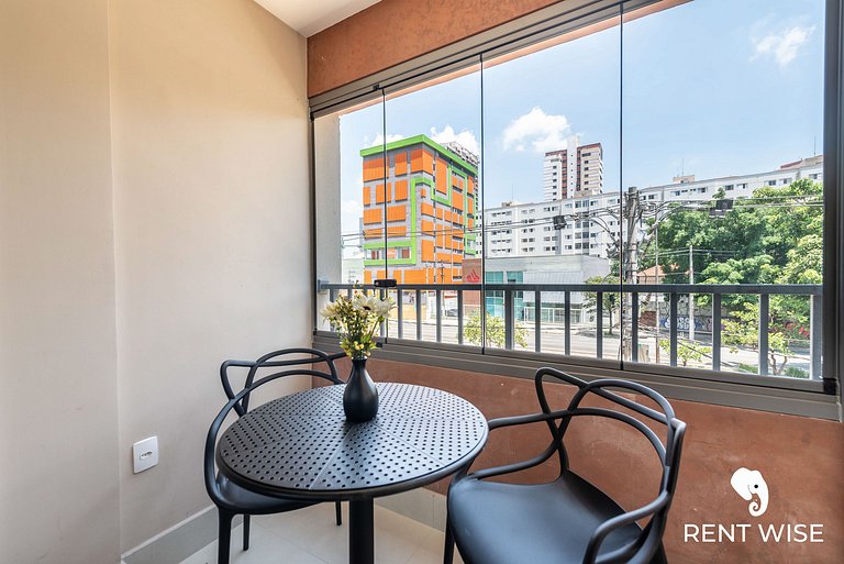 Studio novo c/ mesa de trabalho, ar-condicionado e próx ao m