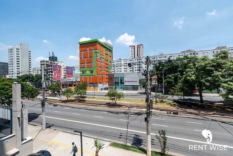 Studio novo c/ mesa de trabalho, ar-condicionado e próx ao m