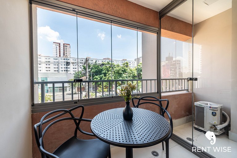 Studio novo c/ mesa de trabalho, ar-condicionado e próx ao m