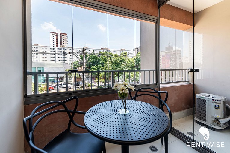 Studio novo c/ mesa de trabalho, ar-condicionado e próx ao m