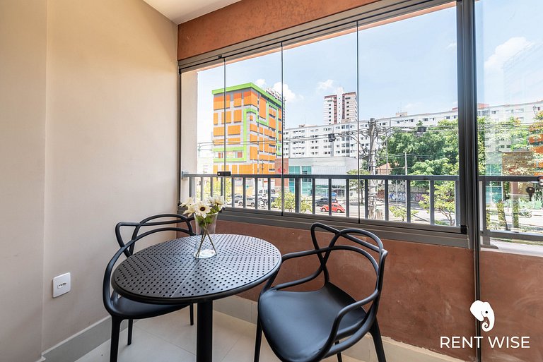 Studio novo c/ mesa de trabalho, ar-condicionado e próx ao m