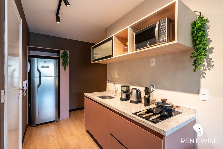 Studio novo c/ mesa de trabalho, ar-condicionado e próx ao m