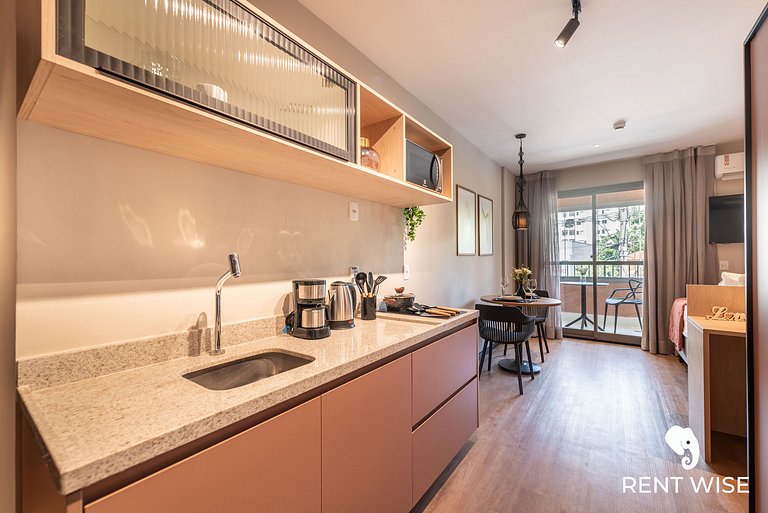 Studio novo c/ mesa de trabalho, ar-condicionado e próx ao m